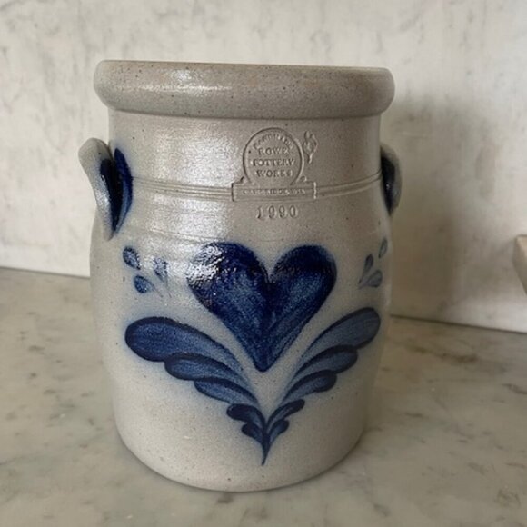 ROWE POTTERY WORKS Salt Glazed Blue Heart Pattern 1990 Crock 8 Cup Capacity - Picture 3 of 16